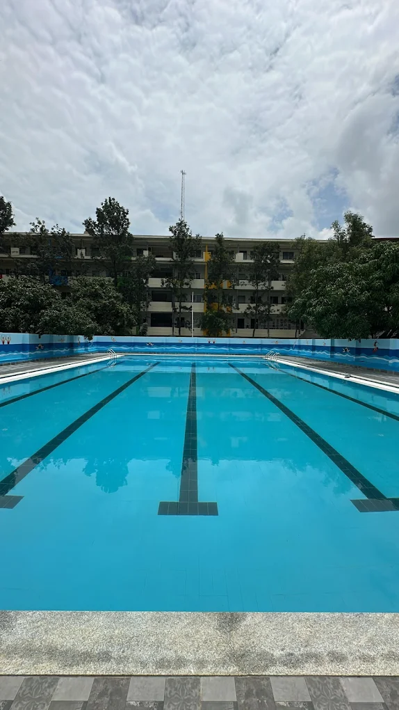 Swimming court